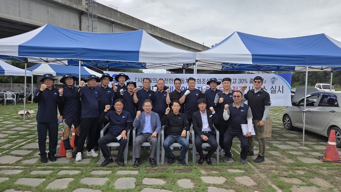 ▲ 군위군은 18일 군위생활체육공원 옆 둔치 주차장에서 대구시자동차전문정비사업조합과 협력해 비사업용 자동차를 대상으로 ‘무상점검 서비스’ 를 진행한 후 기념촬영을 하고있다. 군위군
