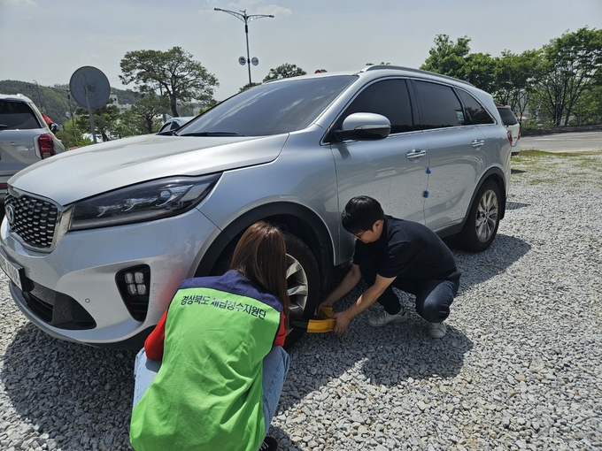 ▲ 봉화군 관계자가 체납세 해소를 위해 체납차량을 단속하고 있다. 경북일보DB