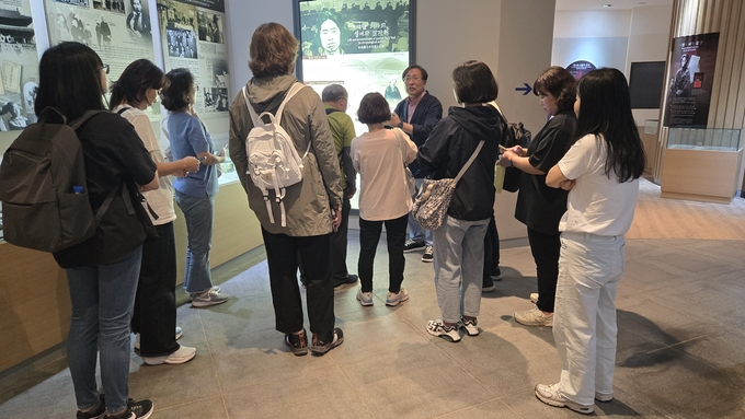 ▲ 가네코 후미코 여사 연구 모임 회원들이 박열의사기념관에서 자료를 확인하며 토론을 진행하고 있다.
