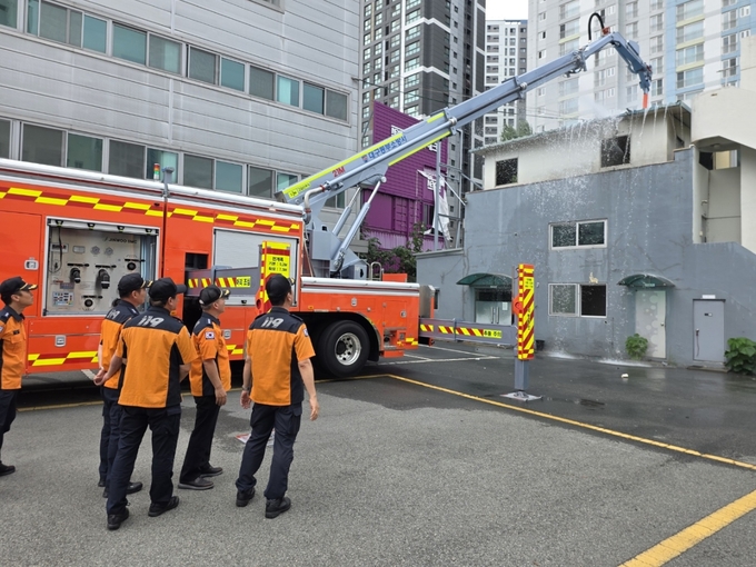 ▲ 대구동부소방서는 22일 무인파괴 방수차 시연회를 통해 기능 숙달 훈련을 진행했다. 동부소방서 제공