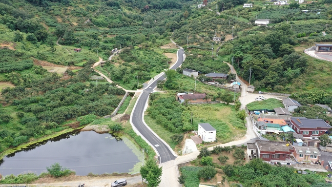 ▲ 낡고 협소한  길이 주민모두가 안전하게 다닐 수 있는 도로로 만들어진 모습