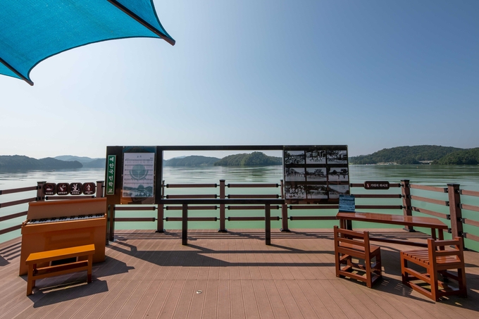 ▲ 길 중간에는 과거 예안국민학교가 있던 자리를 기념하는 상징물인 풍금, 책상, 흑백사진 등이 전시되어 있다.