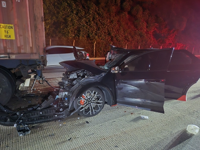 ▲ 23일 오후 11시 43분께 대구 달성군 하빈면 대평리 인근 경부고속도로에서 3중 추돌 사고가 발생했다. 대구소방안전본부