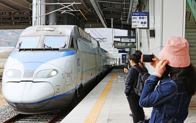 ▲ 서대구역으로 들어서는 KTX 모습.  경북일보DB