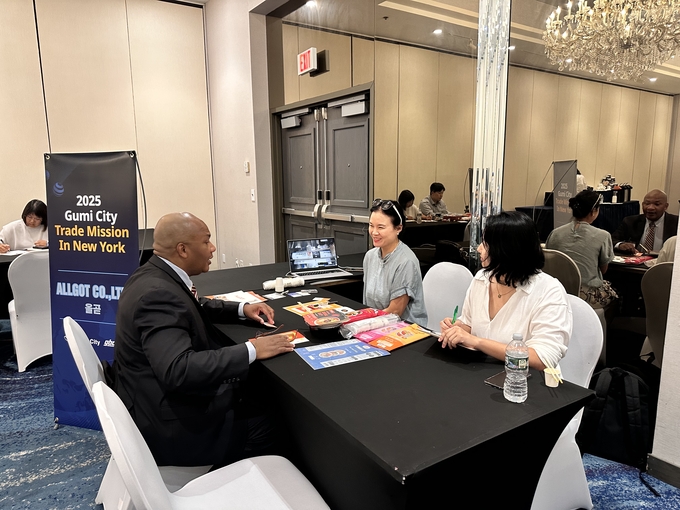 ▲ G-food를 수출하기위한 농식품 개척단이 뉴욕 더블트라바이힐틀포트리에서 올곧 냉동깁밥 관계자가 바이어와 상담을 진행하고있다. 구미시