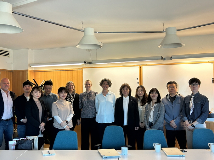 ▲ 포항시는 지난 24일(현지 기준) 스웨덴 말뫼시 도시계획국 및 환경국을 방문해 이클레이(ICLEI·국제지방정부환경기구) 주관 민관협력 기반 기후·에너지 정책 교류회에 참가했다.