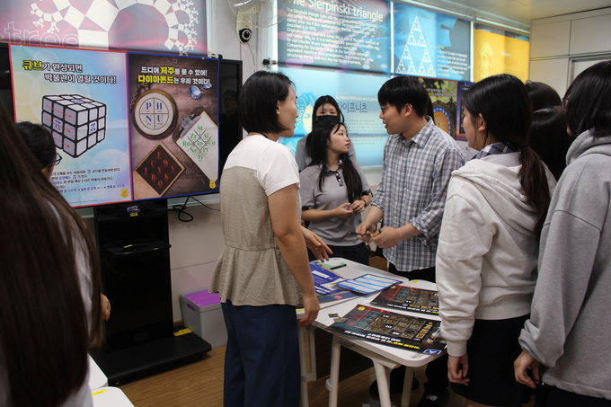 ▲ 포항중앙여고의 행사 담당 교사들이 학생들을 대상으로 수학 방탈출 게임에 대해 설명하고 있다.