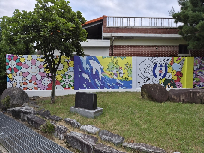 ▲ 마을과 학교를 잇는 담장 디자인