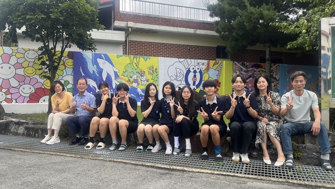 ▲ 담장 디자인에 참여한 학생과 교사들.