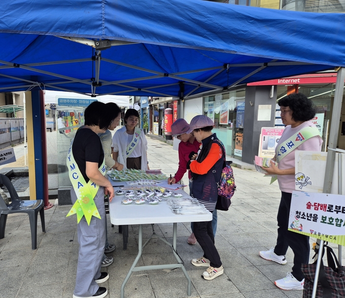 ▲ 포항YMCA가 26일 포항시 중앙상가 일대에서 청소년 유해환경 예방 캠페인과 여자단기청소년쉼터 홍보를 위한 거리 아웃리치 활동을 펼치고 있다.