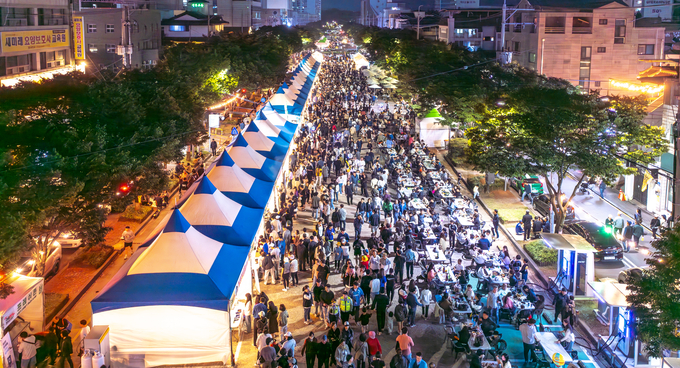 ▲ ‘2025 구미푸드페스티벌’이 오는 10월 18일과 19일, 구미시청 앞 광평천 공영주차장 일원 1.5km 거리에서 열린다.(사진은 지난해 축제 현장 자료)