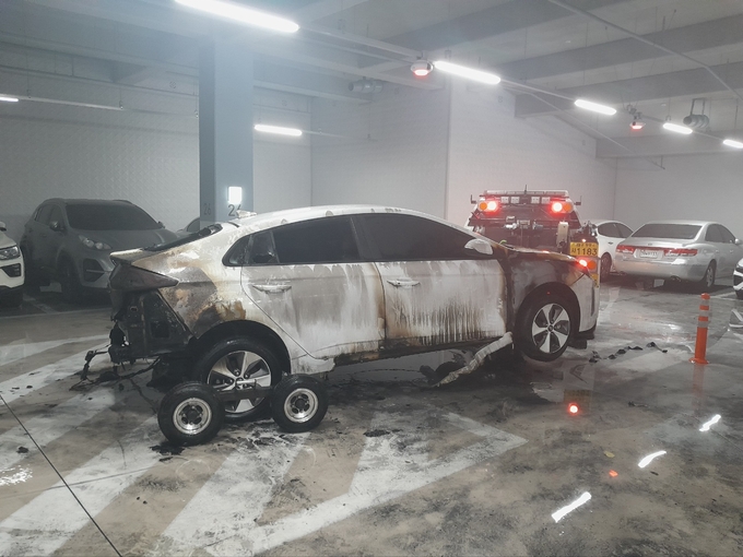 ▲ 지난 4월 대구 달서구 한 지하 주차장에서 전기차 화재가 발생해 차량이 불에 탄 모습. 경북일보DB