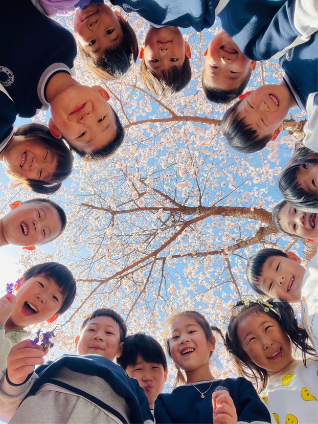 ▲ 한 어린이집 원아들이 사진촬영을 하고 있다.