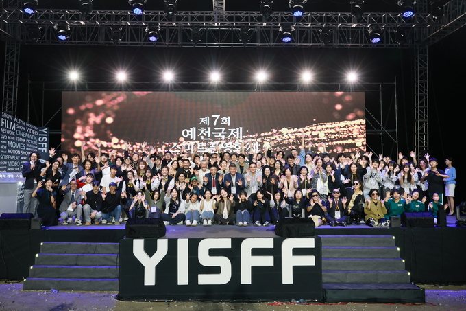 ▲ 28일 호명읍 신도시에서 열린 제7회 예천국제스마트 영화제 폐막식 후 관계자들의 단체 기념촬영 장면 (예천군 제공)
