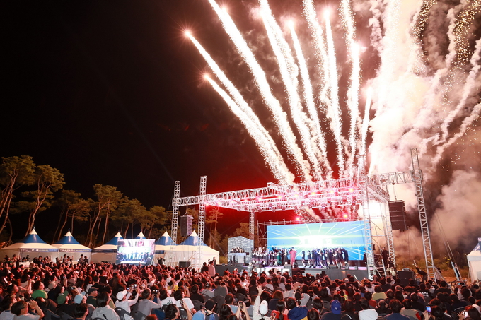 ▲ 28일 호명읍 신도시에서 제7회 예천국제스마트폰영화제의 폐막식을 알리는 폭죽 장면(예천군 제공)