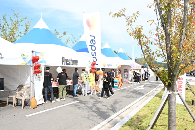 ▲ 튜닝안전기술원 일원에서 열린 ‘2025 코리아 튜닝카 페스티벌’에 참여한 관람객들이 튜닝부품 판매 부스를 둘려보고 있다.