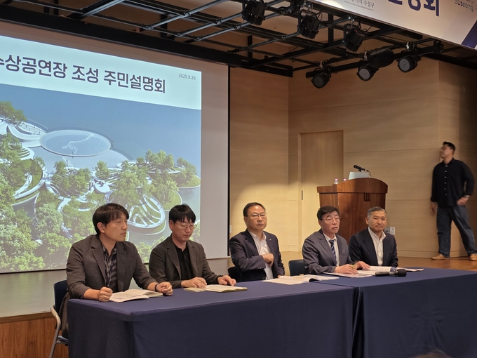 ▲ 대구 수성구청이 29일 범어도서관에서 ‘수성못 수상공연장 조성 주민설명회’를 열고 주민의 질문에 답하고 있다. 전재용 기자