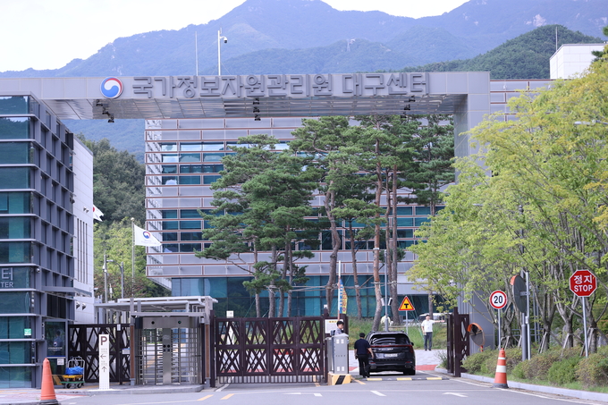 ▲ 윤호중 행정안전부 장관이 29일 오후 국가보안시설인 국가정보자원관리원 대구센터를 방문한 가운데 윤 장관이 탄 차량이 센터 안으로 들어가고 있다 .김영환 기자 yhk@kyongbuk.com