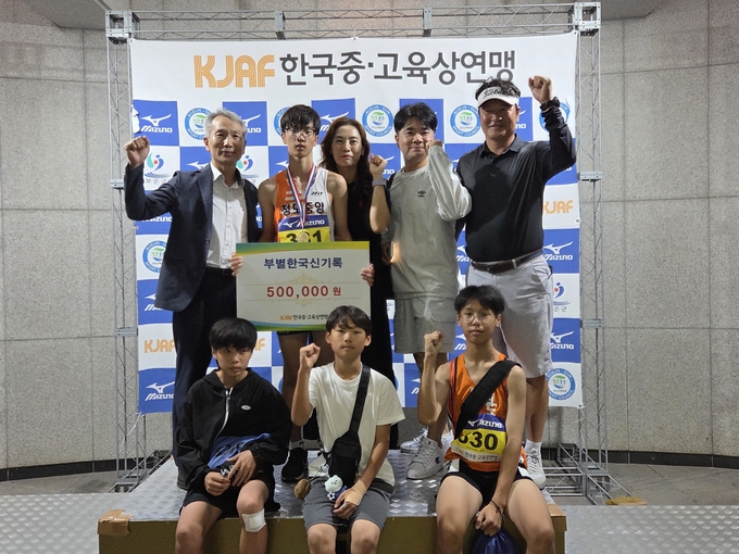 ▲ 한국신기록을 경신하며 우승을 차지한 박시준 선수가 지도교사와 동료선수들과 사진촬영을 하고있다.