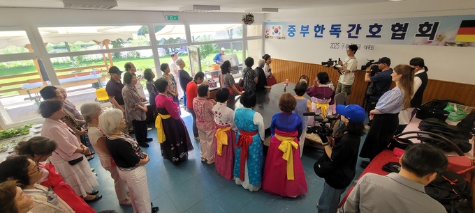 ▲ 오는 4일과 11일 오전8시에 방송될 TBC‘싱싱고향별곡 독일에 가다’ 제작팀이 현지 녹화를 하고 있다.