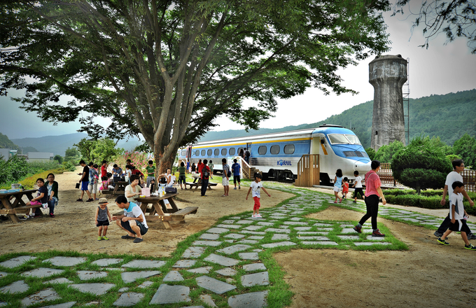 ▲ 군위 화본역 광장 옆 레일카페, 기차를 카페로