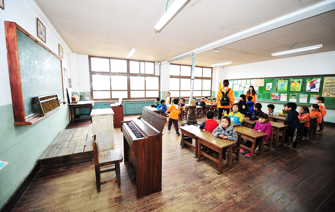 ▲ 폐교된 구. 산성초등학교에 마련된 ‘아빠엄마 어릴적에’