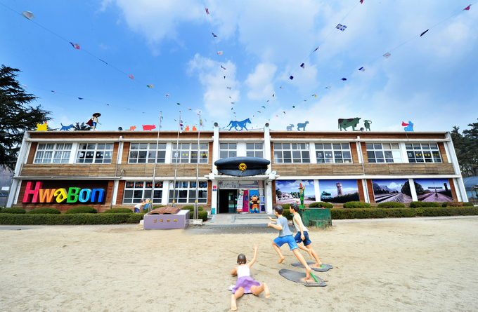 ▲ 대구 군위군 산성면 화본역 인근에 있는 폐교(구 산성중학교)에 마련 ‘아빠 엄마 어릴적에’