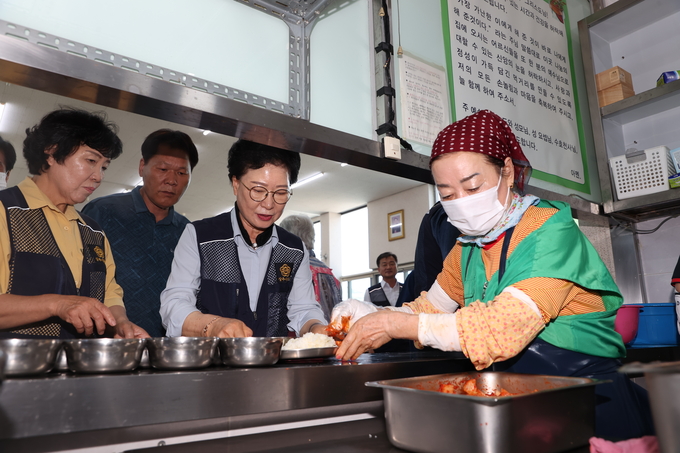▲ 안경숙 상주시의회 의장(왼쪽 세번째)이 지난 8월 20일 계림동성당 무료급식소에서 봉사활동에 동참하고 있다. 상주시의회 제공
