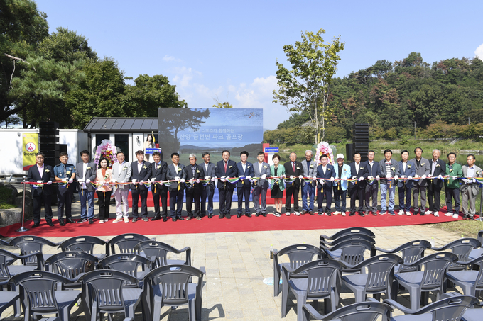 ▲ 신현국 문경시장과 내빈들이 금천변 파크골프장 개장을 축하하며 테이프를 자르고 있다.