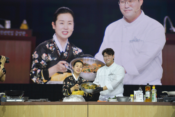 ▲ 신라음식재현 법인 ‘라선재’ 차은정 대표(왼쪽)와 오세득 세프가 지난달 27일 경주에서 열린 한식문화페스티벌에서 한국인의 대표 잔칫상 음식인 ‘잡채’를 소개하고 있다. 라선재