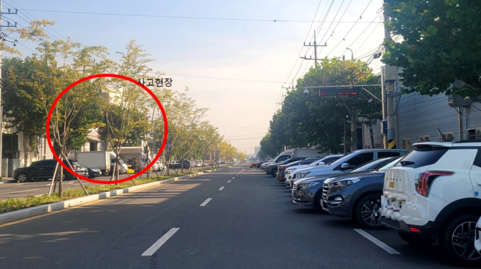 ▲ 대구염색산업단지 인근 편도 3차로 가운데 1차로가 불법주차된 차량 모습. 이주한 서구의원 제공