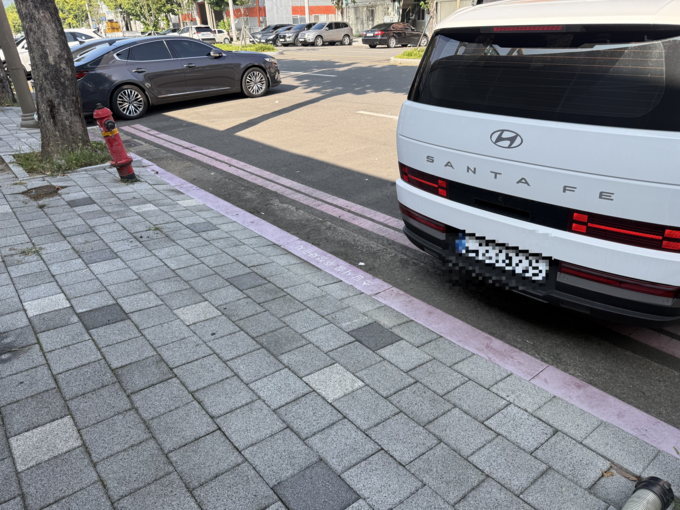 ▲ 1일 오전 대구염색산업단지 인근 한 도로 내 ‘소방시설 주정차금지’ 시설에 불법주차된 차량 모습. 이유경 기자.