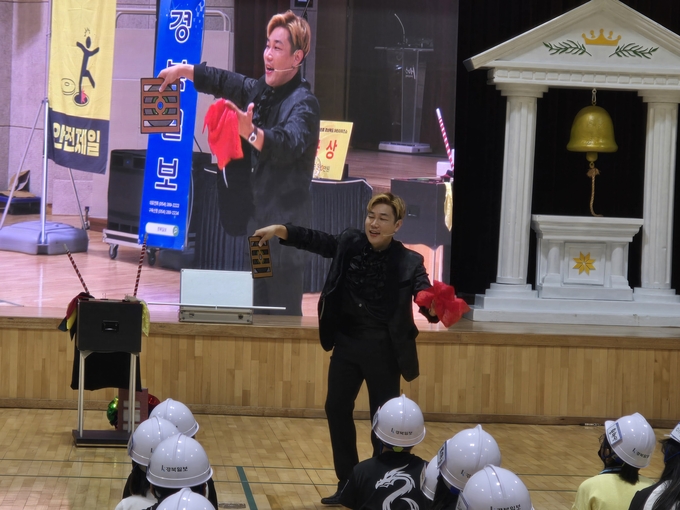 ▲ 매직데이컴퍼니 이경창 원장의 마술공연 모습