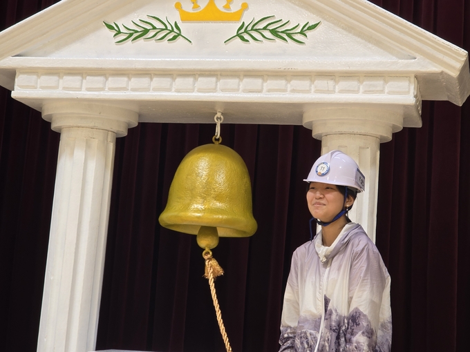 ▲ 금상을 수상한 영양중앙초 6학년 우성희 학생이 골든벨을 울리고 있다.