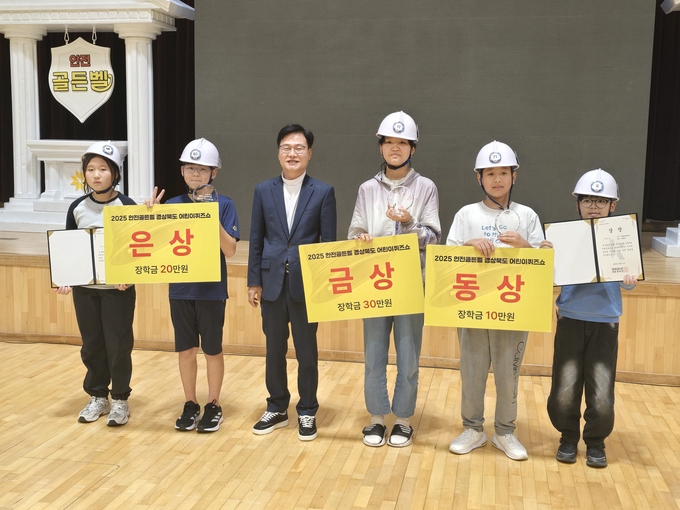 ▲ 수상자들이 본사 손귀만 대외협력실장과 기념 촬영을 하고 있다.