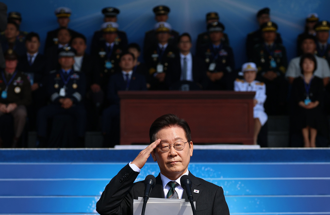 ▲ 이재명 대통령이 1일 충남 계룡대 대연병장에서 열린 건군 77주년 국군의 날 기념행사에서 기념사를 마친 뒤 거수경례하고 있다.연합
