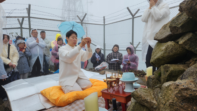 ▲ 3일 오전 대구국학원과 대구국학운동시민연합이 천손임을 자각하는 천제행사를 진행하고 있는 모습. 대구국학원 제공