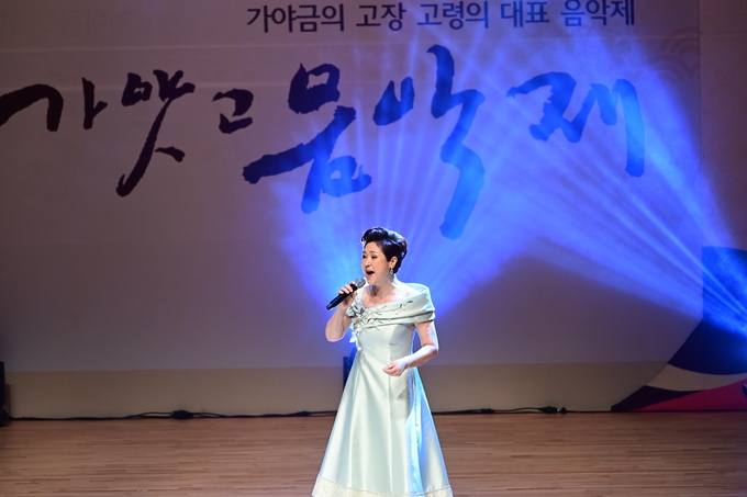 ▲ 고령 가얏고음악제의 대미를 장식한 가요계의 대모 김용임이 열창을 하고 있다. 김영우 기자