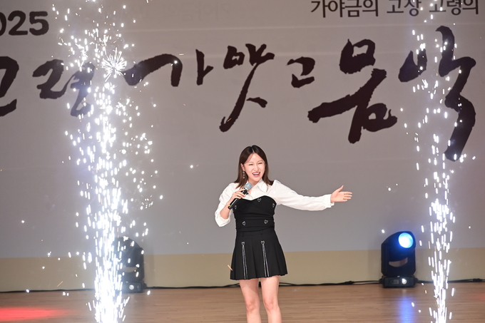 ▲ 싱신별곡 출신 가수 단비가 관객과 호흡하면 열창을 하고 있다. 김영우 기자