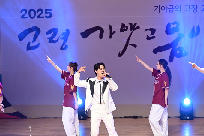 ▲ 다양한 경연대회에서 두각을 나타내고 있는 추혁진이 노래와 춤을 완벽히 소화하며, 열창을 하고 있다. 김영우 기자