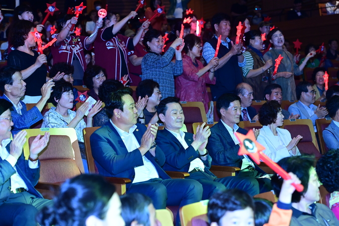 ▲ 추혁진 가수의 팬클럽과 관객이 하나돼, 박수와 환호를 보내고 있다. 김영우 기자