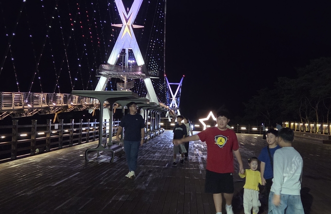 ▲ 가족단위 방문객들이 4일 영천 보현산댐 출렁다리 야간 개장을 구경하며 추억을 만들고 있다. 권오석 기자