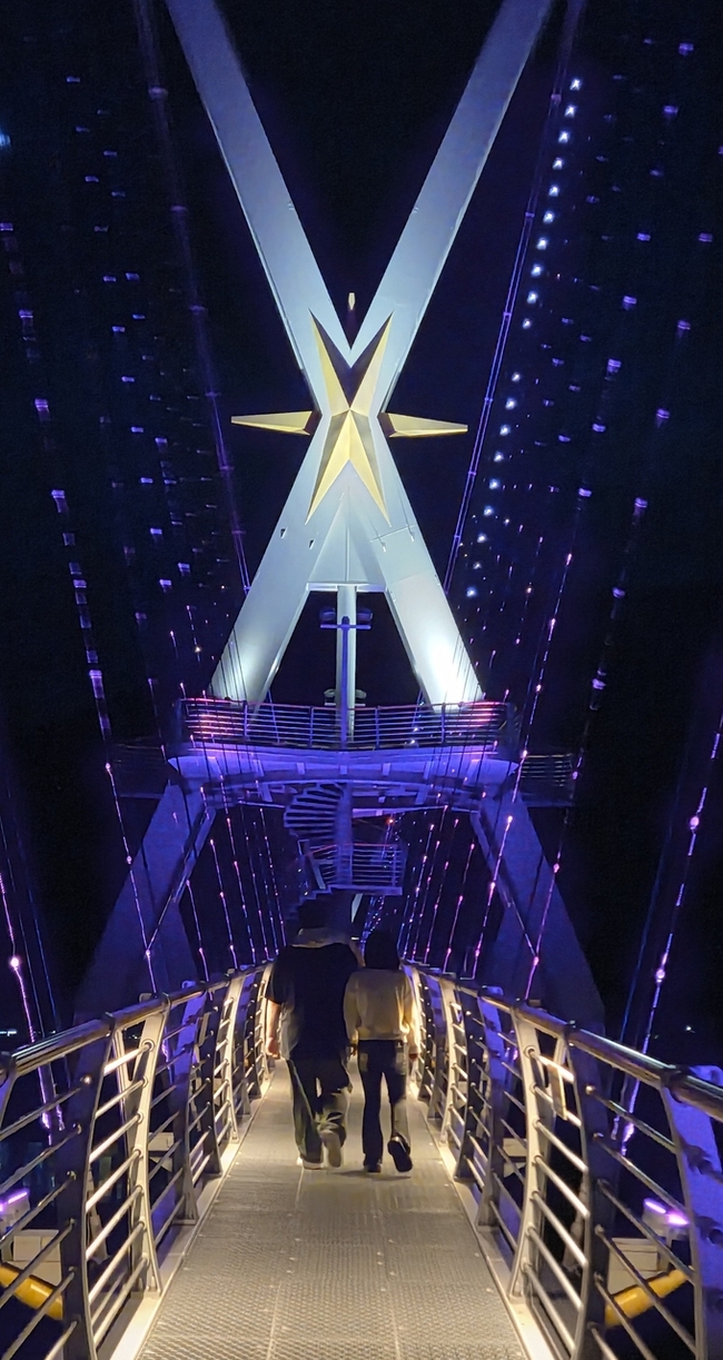 ▲ 청춘남녀가 4일 영천 보현산댐 출렁다리를 건너며 추억을 만들고 있다. 권오석 기자