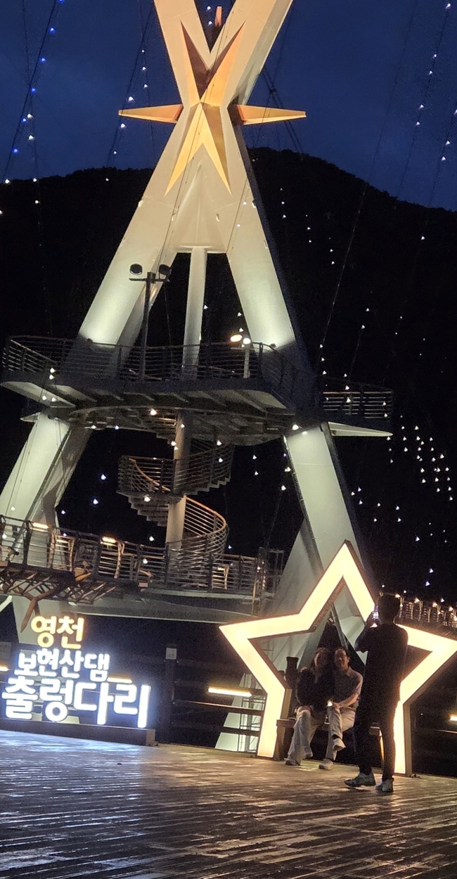 ▲ 4일 영천 보현산댐 출렁다리 야간 개장 첫날 가족들이 출렁다리를 배경으로 기념촬영을 하고 있다. 권오석 기자