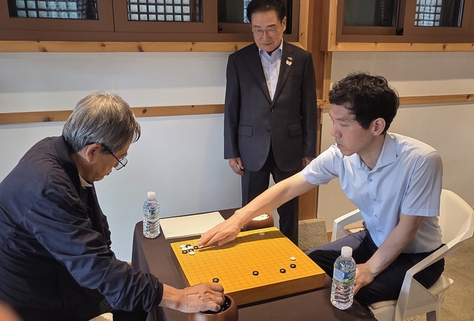 ▲ 5일 2025 NH농협은행 한국여자바둑리그 영천투어에서 이창호(오른쪽) 한국기원 이사와 유석권 영천시바둑협회 고문이 시범 대국을 벌이고 있다. 권오석 기자