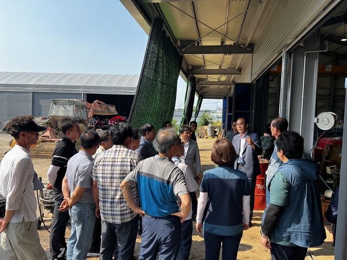 ▲ 6월 18일 두북농협 조합원들이 의성군 금성농협 경제종합타운 농기계센터를 방문해 조용일 조합장(중앙)으로부터 정비 절차와 안전 관리 방안에 대한 설명을 듣고 있다. 의성군 금성농협 제공