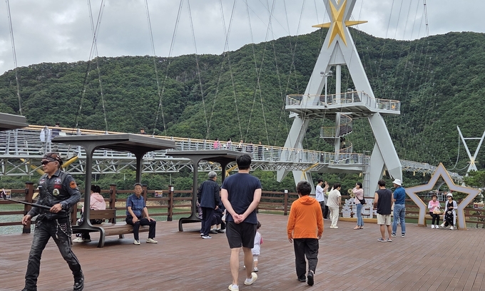 ▲ 8일 보현산댐 출렁다리에 많은 방문객들이 기념촬영을 하며 추석 연휴를 즐기고 있다. 권오석 기자