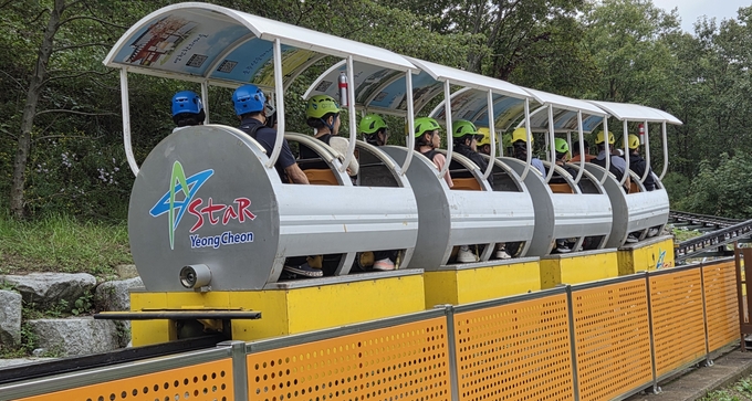 ▲ 추석 연휴를 보내고 있는 귀성객과 시민들이 8일 보현산댐 짚와이어를 체험하기 위해 모노레일을 타고 가고 있다. 권오석 기자