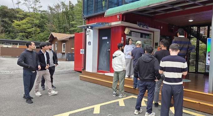 ▲ 8일 우즈베키스탄 외국인들이 보현산댐 짚와이어를 체험하기 위해 관리자에게 문의하고 있다. 권오석 기자