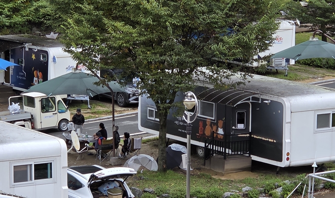 ▲ 8일 치산관광지에 캠핑을 즐기는 한 가족이 모여 담소를 나누고 있다. 권오석 기자